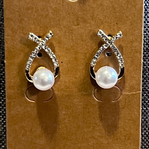 SPG Triple Strand Adjustable Pearl Necklace with Matching Earrings. - Picture 2 of 3